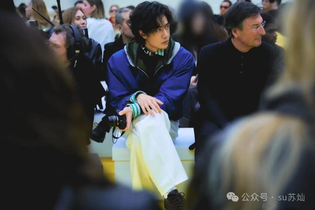 王一博亮相巴黎時裝周　LOEWE全球代言人身分成全場焦點。圖/取自微信