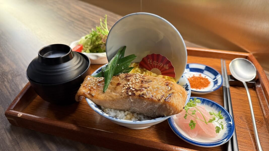 春季餐桌再添新選擇！託你の福Tony’s Food豬排將於4月1日起推出期間限定新品「鮭魚定食」。圖/託你の福Tony’s Food豬排提供