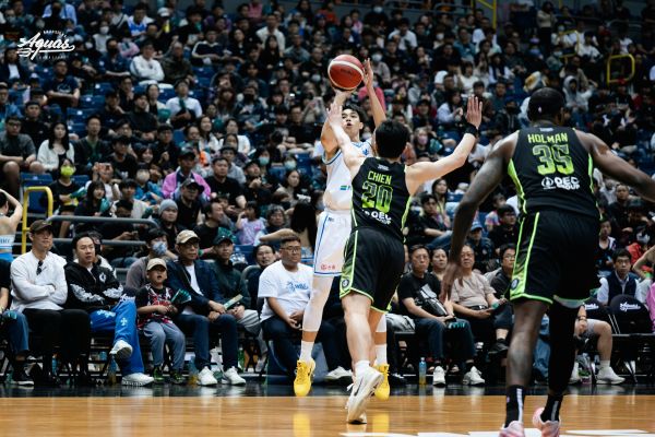 高雄全家海神「反詐你我同行」玉山主題週 抽出Switch 2幸運兒 杭特首秀轟30分 海神不敵夢想家。圖/高雄全家海神提供