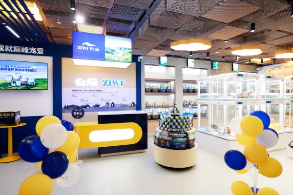 中國高端寵物生活方式品牌 K.1Pet 與紐西蘭高端寵物食品品牌 ZIWI滋益巔峰近日共同宣布，雙方打造的中國首家聯名店正式進駐上海 BFC 外灘金融中心。圖/取自微信