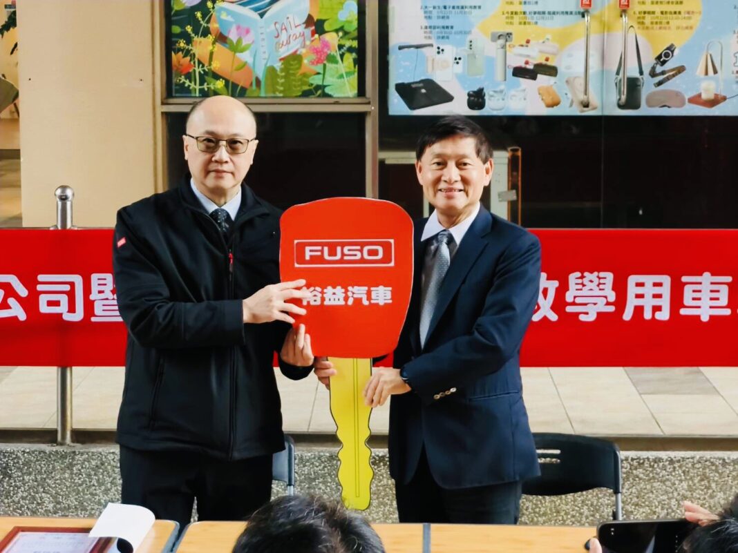 裕益汽車捐贈FUSO混合動力商用車 助力健行車輛系邁向電動車新紀元。圖/健行科大提供