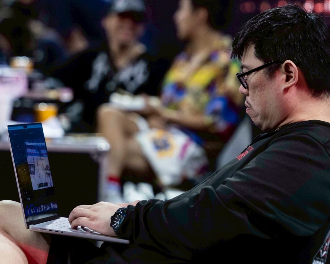 臺北戰神全隊繫黑絲帶 悼念數據暨影片分析師楊致寬 感念並肩奮戰的夥伴。圖/臺北台新戰神提供