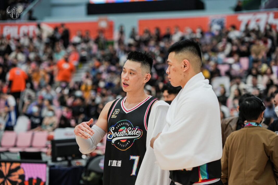 林書豪與藍少甫曾在 P. LEAGUE+2022-23 球季於高雄 17 直播鋼鐵人並肩作戰。 圖/取自藍少甫IG