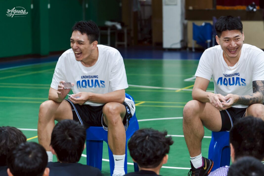 「海派教頭」邱子軒、施晉堯前進中正國小 高雄全家海神攜手遠雄 浪愛延續校園活動 同學QA問灌籃 兩人霸氣回覆。圖/高雄全家海神提供