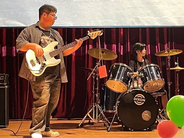 第一首曲目《It’s my life》演出者。 左：鄭泳森同學、右：王紜婕同學。圖/健行科大提供