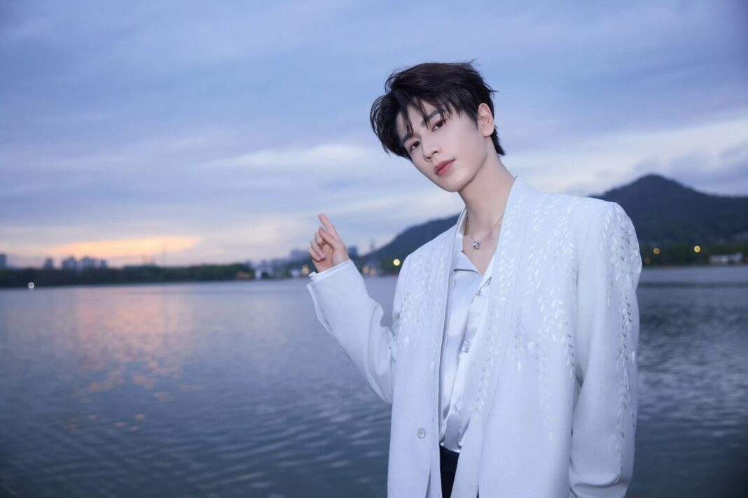 熱播劇《逐玉》近日話題不斷，男主角張淩赫所飾演的將軍形象，因妝容與造型風格引發網路熱議。圖/取自張淩赫新浪WB