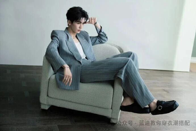 新生代演員張淩赫日前亮相深圳品牌線下活動，以一身 Stella McCartney 2026 春夏系列條紋西服套裝現身。圖/取自張淩赫新浪wb