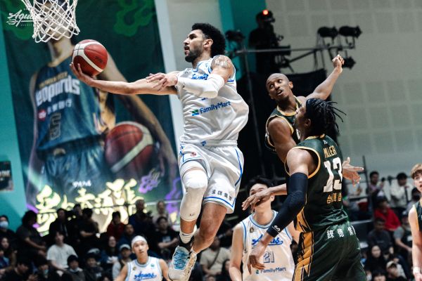 杭特次節傷退 團隊末節體能下滑 高雄全家海神隊不敵永豐雲豹。圖/高雄全家海神職業籃球隊提供