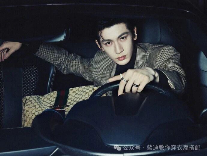 張淩赫近日釋出 Gucci 全新時尚照，以經典格紋西裝搭配水洗牛仔褲亮相，並攜品牌 Paparazzo 手袋完成造型演繹。圖/取自微信
