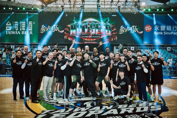 主場6033人見證　雲豹104比100勝夢想家勇奪例行賽第一。圖/桃園台啤永豐雲豹提供
