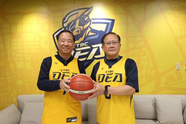 新北中信特攻籃球隊今（5日）於新莊體育館主場迎戰新北國王，中信特攻特邀籃球名人堂重量級成員蒞臨開球。圖/新北中信特攻籃球隊提供