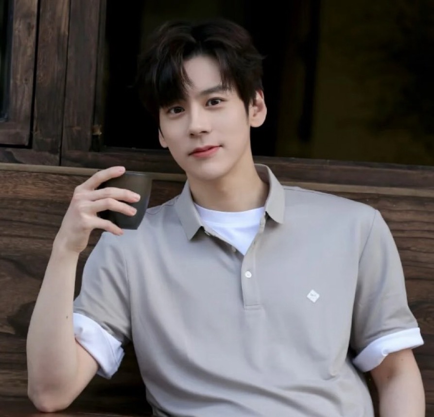 大陸男星魏哲鳴近期隨著新劇《你是我遲來的歡喜》與《白日提燈》接連曝光，再度成為不少劇迷討論焦點。圖/取自魏哲鳴新浪WB