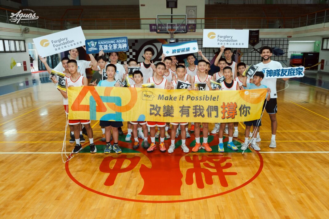 高雄全家海神「浪愛延續」攜手遠雄 前進梓官國中 杭特、呂威霆、廖偉皓海派教師。圖/高雄全家海神職業籃球隊提供