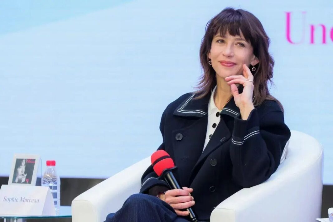 蘇菲瑪索她帶來了自己的新書《暗河》，這也是她繼近三十年前出版《說謊的女人》後，再度以作家身分走進讀者面前。圖/取自微信