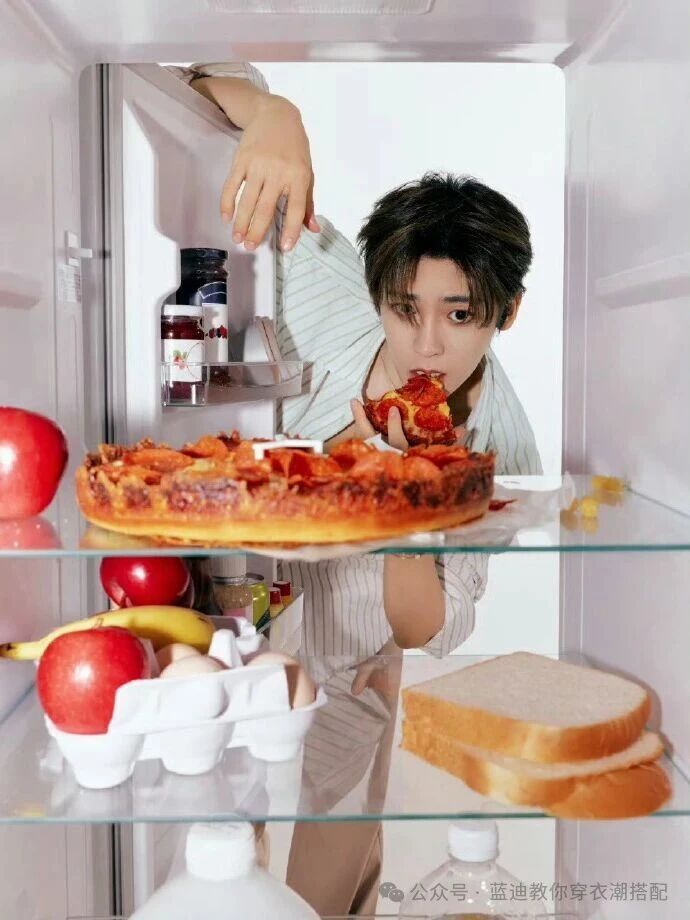 中國大陸男演員侯明昊近日亮相品牌直播，以一身清新俐落的春日造型吸引關注。圖/取自微信