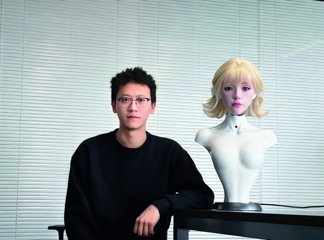 胡宇航憑高擬真機器人吸引百萬網友關注。圖/取自微信