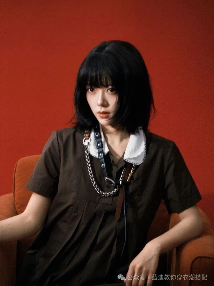 演員趙今麥Miu Miu 造型宣傳照，以一頭俏麗齊耳短髮搭配品牌經典娃娃領連衣裙亮相。圖/取自趙今麥新浪WB