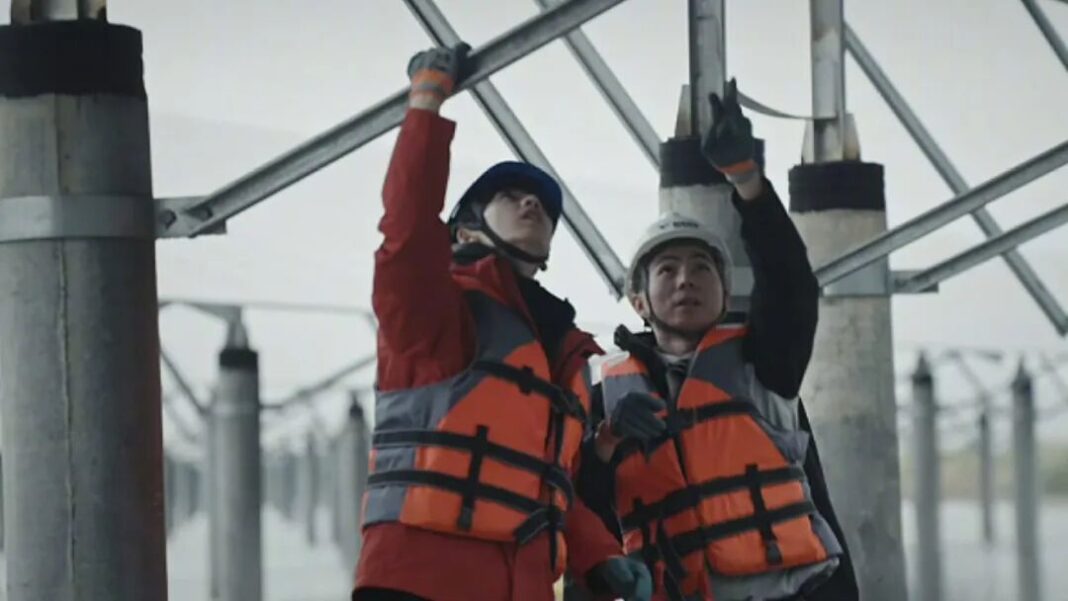 4月22日世界地球日將至，青年演員張淩赫也以一部全新公益紀錄片《淩探未來》，加入低碳永續與綠色轉型的討論行列。圖/取自新浪wb