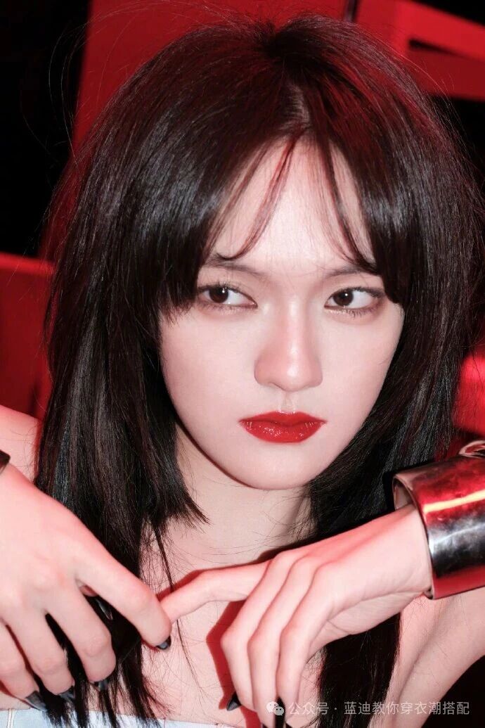 新生代實力派演員文淇近日釋出《時裝 L'OFFICIEL》五月刊封面拍攝花絮。圖/取自微信