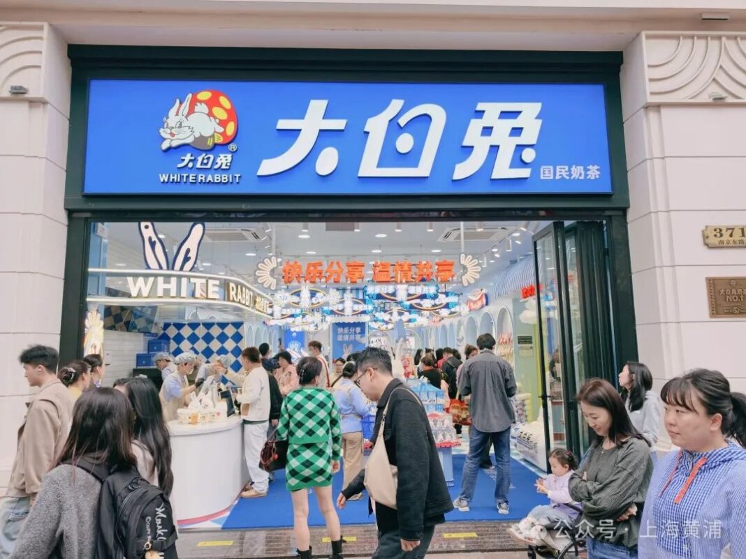 大白兔開出奶茶首店　「國民奶糖」跨界手搖飲市場。圖/取自微信