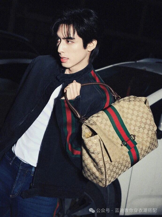 宋威龍近日釋出 Gucci 全新雜誌時尚照，身著 Generation Gucci 系列造型亮相，並搭配品牌 Paparazzo 系列包袋。圖/取自微信