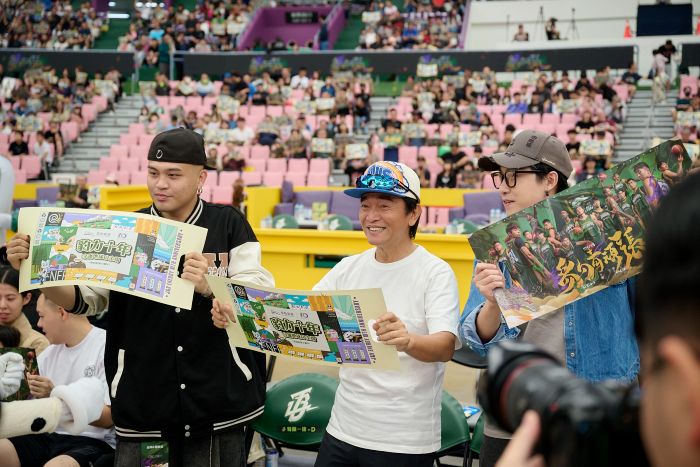 雲豹主場例行賽最終戰湧入本季新高6033人 AIFIAN主題日迎龍頭爭霸戰 天王吳宗憲驚喜現身力挺 。 圖/桃園台啤永豐雲豹提供