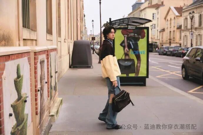 王一博巴黎街拍演繹 LOEWE 早秋系列　拼色造型展現法式鬆弛感。圖/取自微信