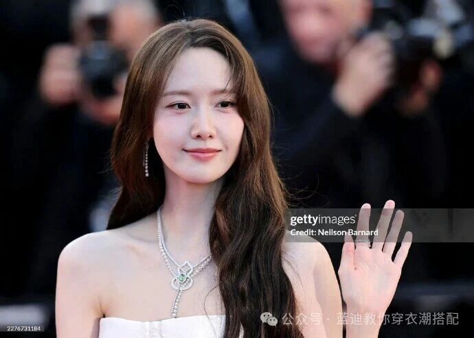 韓國女藝人潤娥坎城雙造型驚豔亮相　白色禮裙凝仙氣、粉色紗裙展溫柔。圖/取自微信