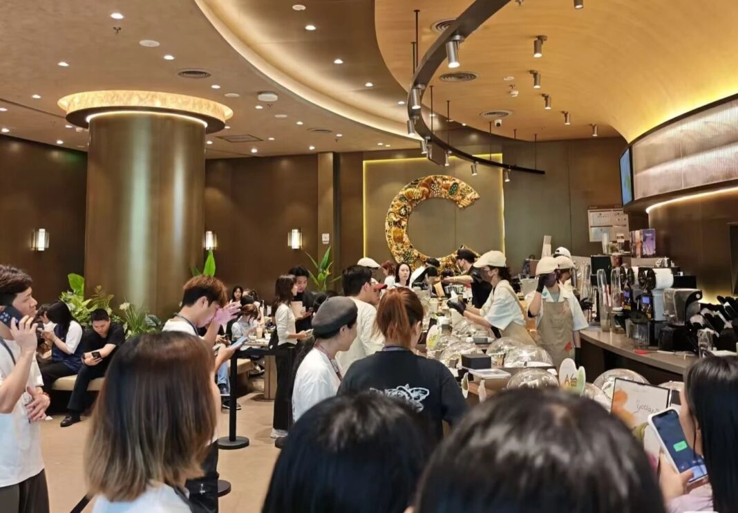 中國霸王茶姬推茶味霜淇淋爆紅　限店販售掀排隊潮，小料加價約23元吃到飽成話題。圖/取自微信