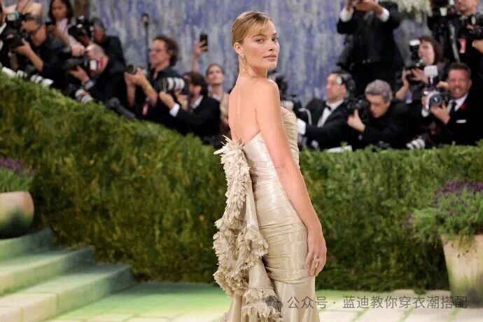 Margot Robbie 2026 Met Gala化身香奈兒女郎　香檳金高訂禮服演繹法式優雅。圖/取自微信