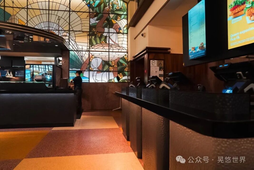 世界最美麥當勞在葡萄牙　水晶吊燈與彩繪玻璃打造速食宮殿。圖/取自微信