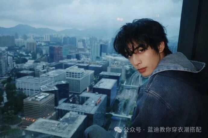 宋威龍近日釋出一組於香港維多利亞港拍攝的隨性影像，畫面中他身著 Gucci 單寧服飾。圖/取自微信