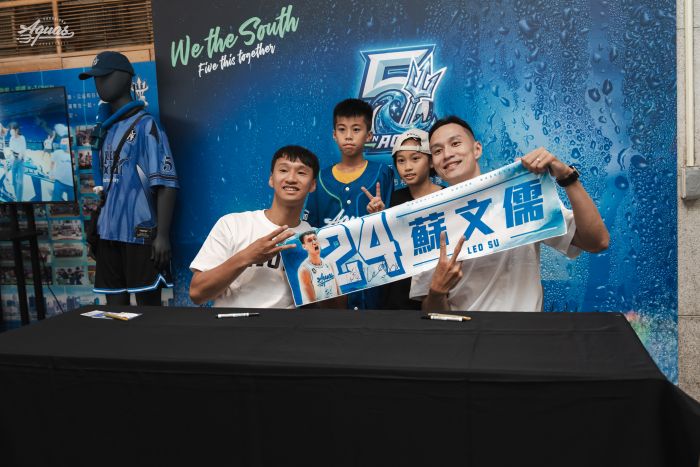 高雄全家海神隊快閃店五周年策展 蘇文儒、余純安一日店長脫稿演出 與神隊友分享真心話 。圖/高雄全家海神職業籃球隊提供