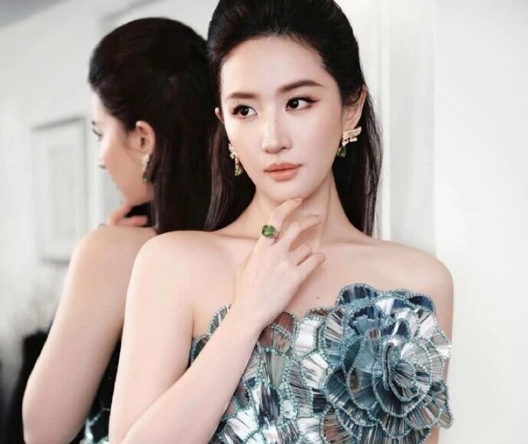 劉亦菲近日亮相W電影之夜上海現場，以一襲Oscar de la Renta 2026春夏系列立體玫瑰短裙壓軸登場。圖/取自微信