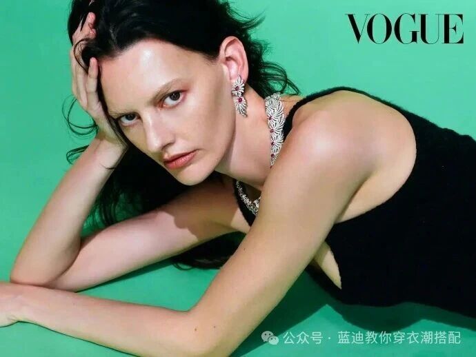 Amanda Murphy登《Vogue Korea》珠寶特刊　演繹 Tiffany & Co. 高級珠寶的冷豔鋒芒。圖/取自微信