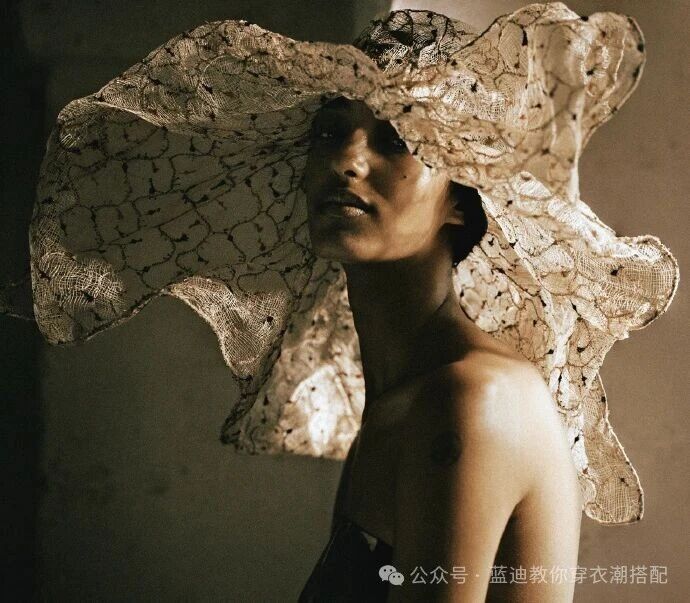 Mona Tougaard登《Vogue Italia》六月刊　繁花與曠野之間綻放浪漫鋒芒。圖/取自微信