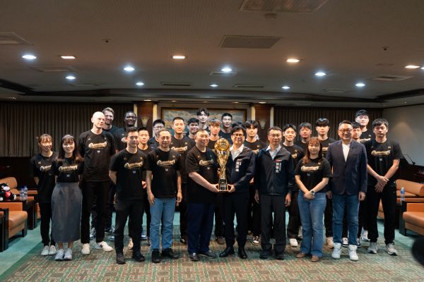 鷹耀高雄！台鋼天鷹TPVL元年封王　 將總冠軍榮耀獻予高雄市。圖/台鋼天鷹提供