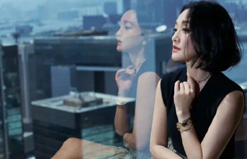 周迅亮相 CHANEL 臻品珠寶活動　以黑白針織軟呢造型演繹從容高級感。圖/取自微信