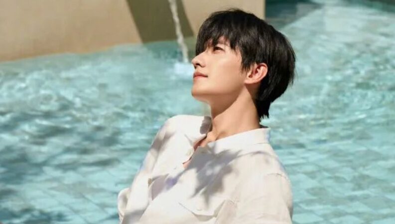 楊洋近日釋出一組夏日造型時尚照，以白色亞麻襯衫搭配淺卡其休閒褲現身，在泳池。圖/取自微信