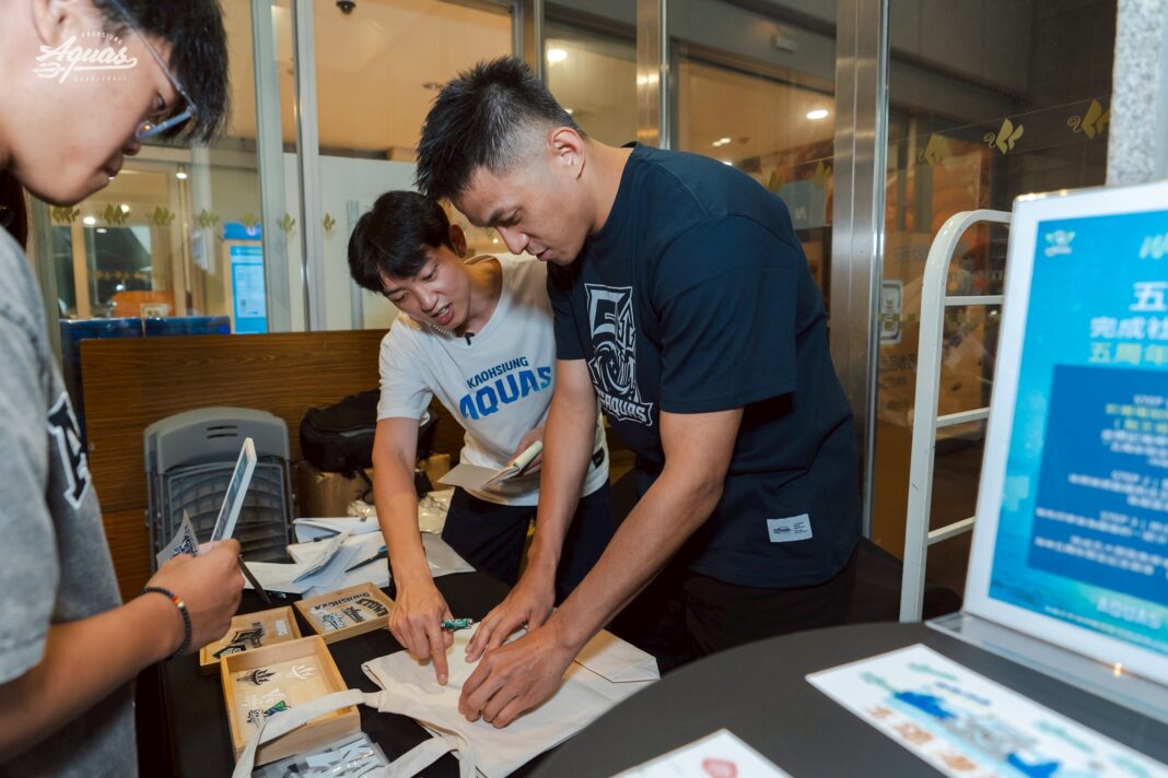 高雄全家海神隊快閃店五周年策展 胡瓏貿、于煥亞「一日店長」 購物滿額抽出國旅遊金20,000元 。圖/高雄全家海神職業籃球隊提供