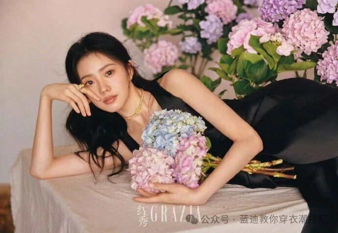 劉浩存登《紅秀 GRAZIA》五月刊雙封面　藍色高定與機車牛仔展現雙面時尚魅力。圖/取自微信