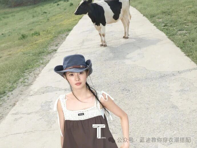 劉浩存近日登上《T 錦繡》中文版六月刊封面，攜手 Miu Miu 2026 春夏系列，帶來一組充滿自然氣息與少女感的時尚大片。圖/取自微信