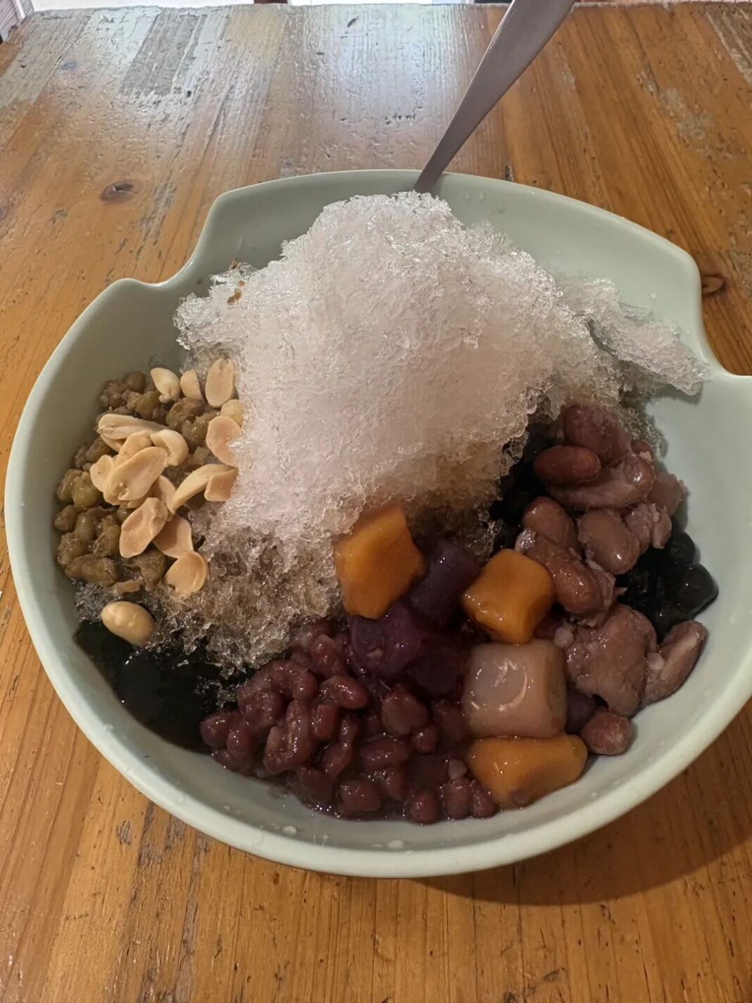 在上海甜品與手搖飲品牌競爭激烈的街頭，一家位於虹橋一帶的台灣糖水小店「戀戀仙草」，近日因樸實古早味再度受到關注。圖/取自微信