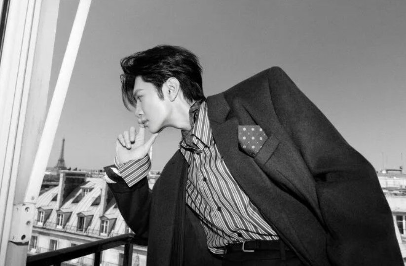 巴黎街頭的冷調光影，映照出 Saint Laurent 男士獨有的摩登氣息。圖/取自微信