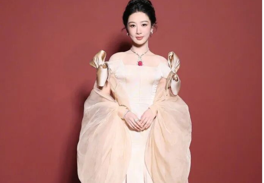 楊紫巴黎浪漫氛圍與高級珠寶光影交織，打造出一場優雅的時尚時刻。圖/取自微信