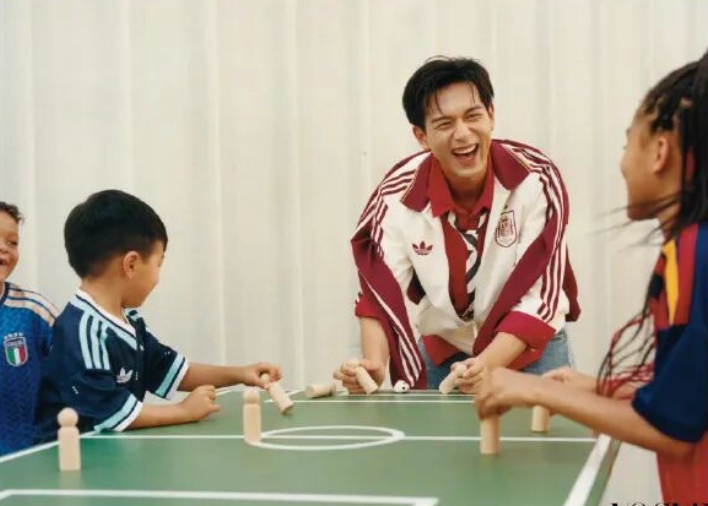 李現登《VOGUE MAN》七月刊封面　攜手 adidas Originals 演繹世界盃復古運動風潮。圖/取自微信