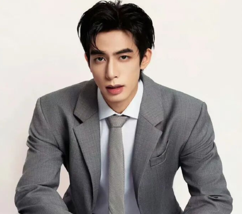 中國男星宋威龍近日釋出一組全新時尚造型，以一襲淺灰色西裝亮相。圖/取自微信