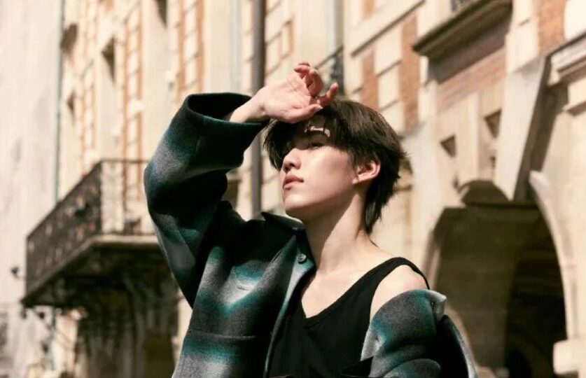 PP Krit演繹Balenciaga 2026冬季系列　巴黎街拍詮釋先鋒格紋美學。圖/取自微信