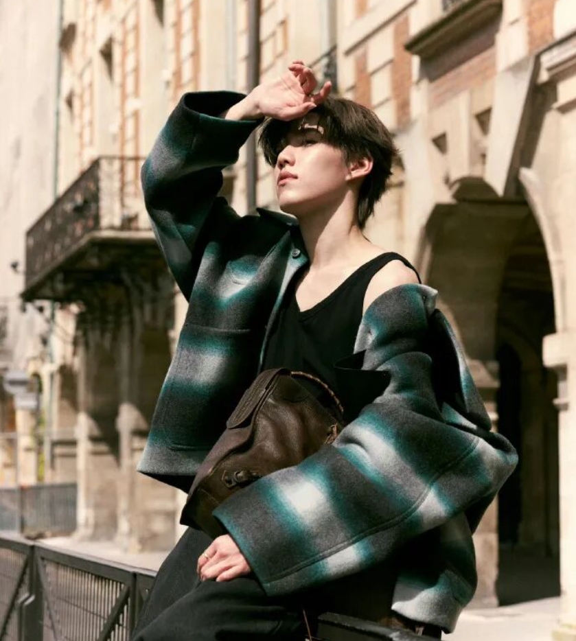 PP Krit演繹Balenciaga 2026冬季系列　巴黎街拍詮釋先鋒格紋美學。圖/取自微信