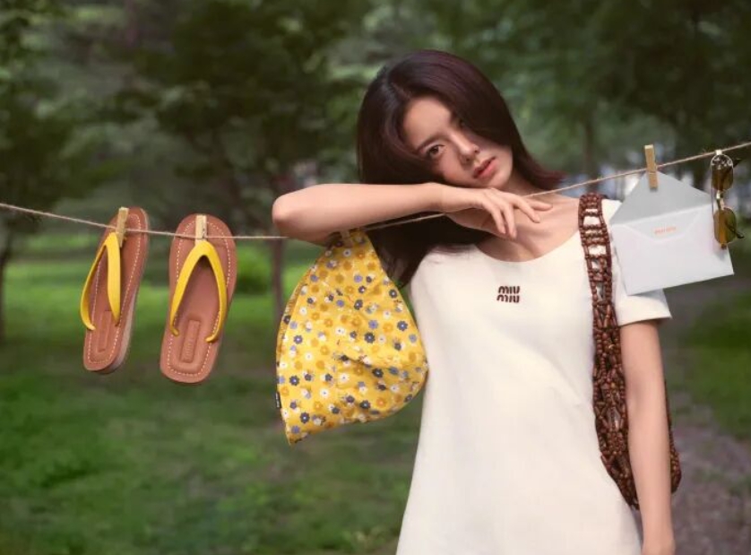趙今麥化身Miu Miu森林少女　極簡穿搭演繹夏日法式浪漫。圖/取自微信